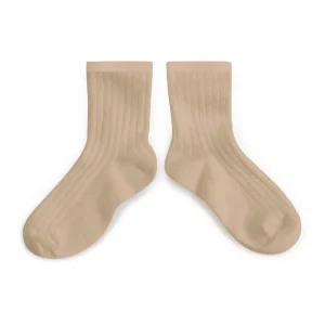 La Mini Ribbed Ankle Socks in Petite Taupe by Collegien