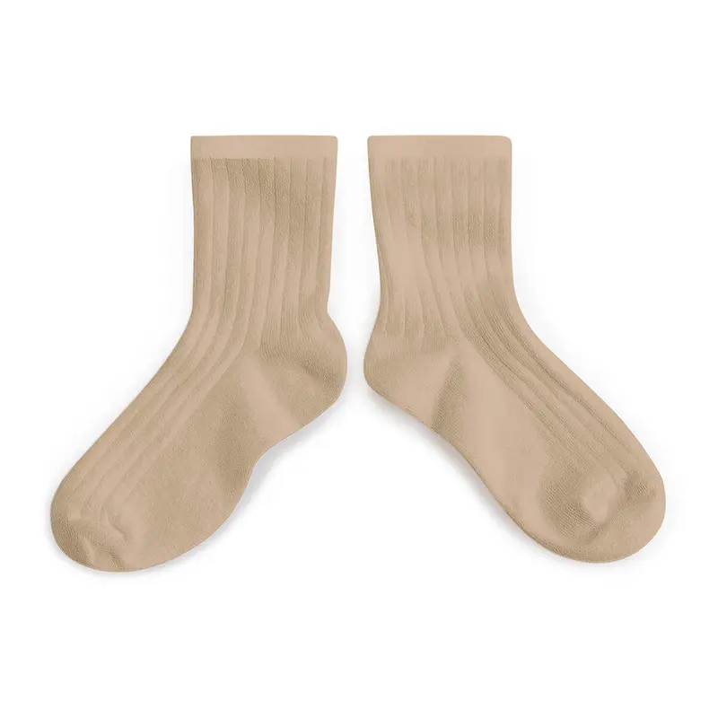 La Mini Ribbed Ankle Socks in Petite Taupe by Collegien