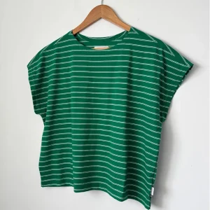 Cherie Tee in Green / White by Le Bon Shoppe